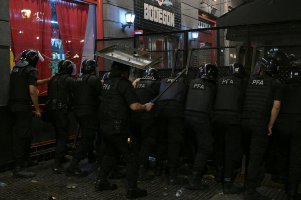 Pocos barras y muchos policías en otra marcha con máxima tensión