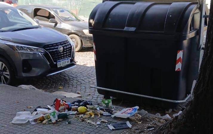 Reclamo por la falta de cuidado con los residuos en Plaza Rocha