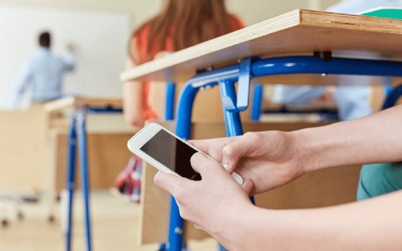 Pruebas PISA: entre alumnos de 80 países, los argentinos fueron los que más se distrajeron con el celular en clase