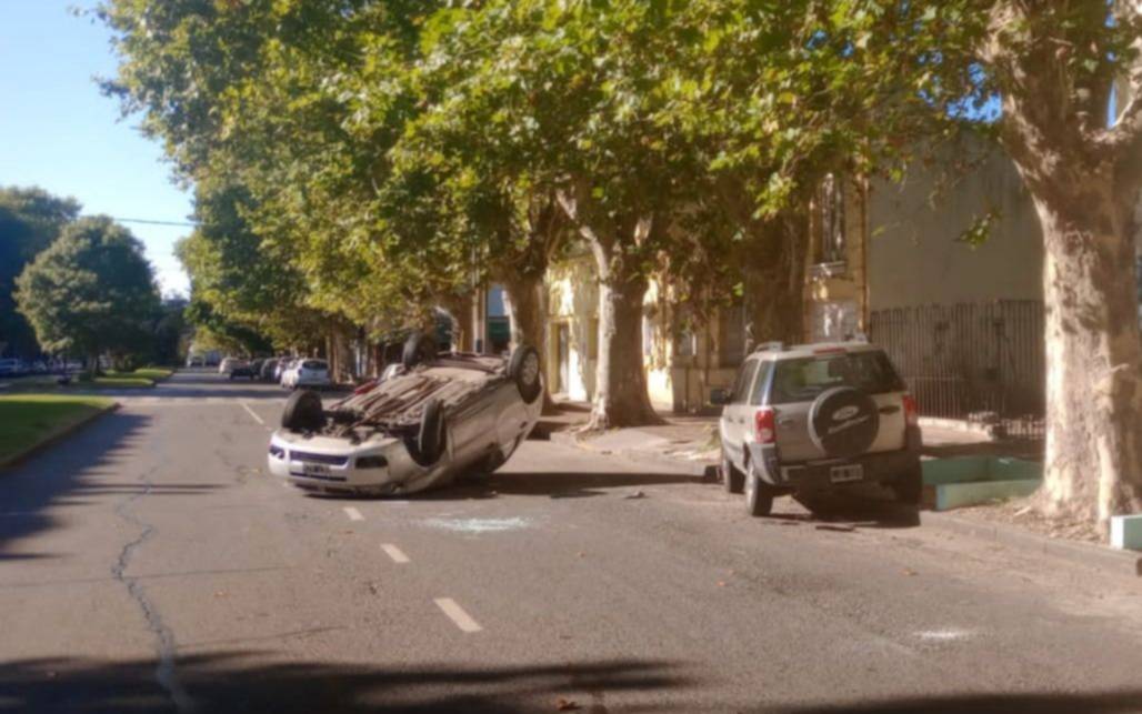 Impactante choque y vuelco en La Plata: una mujer herida y de milagro no fue tragedia