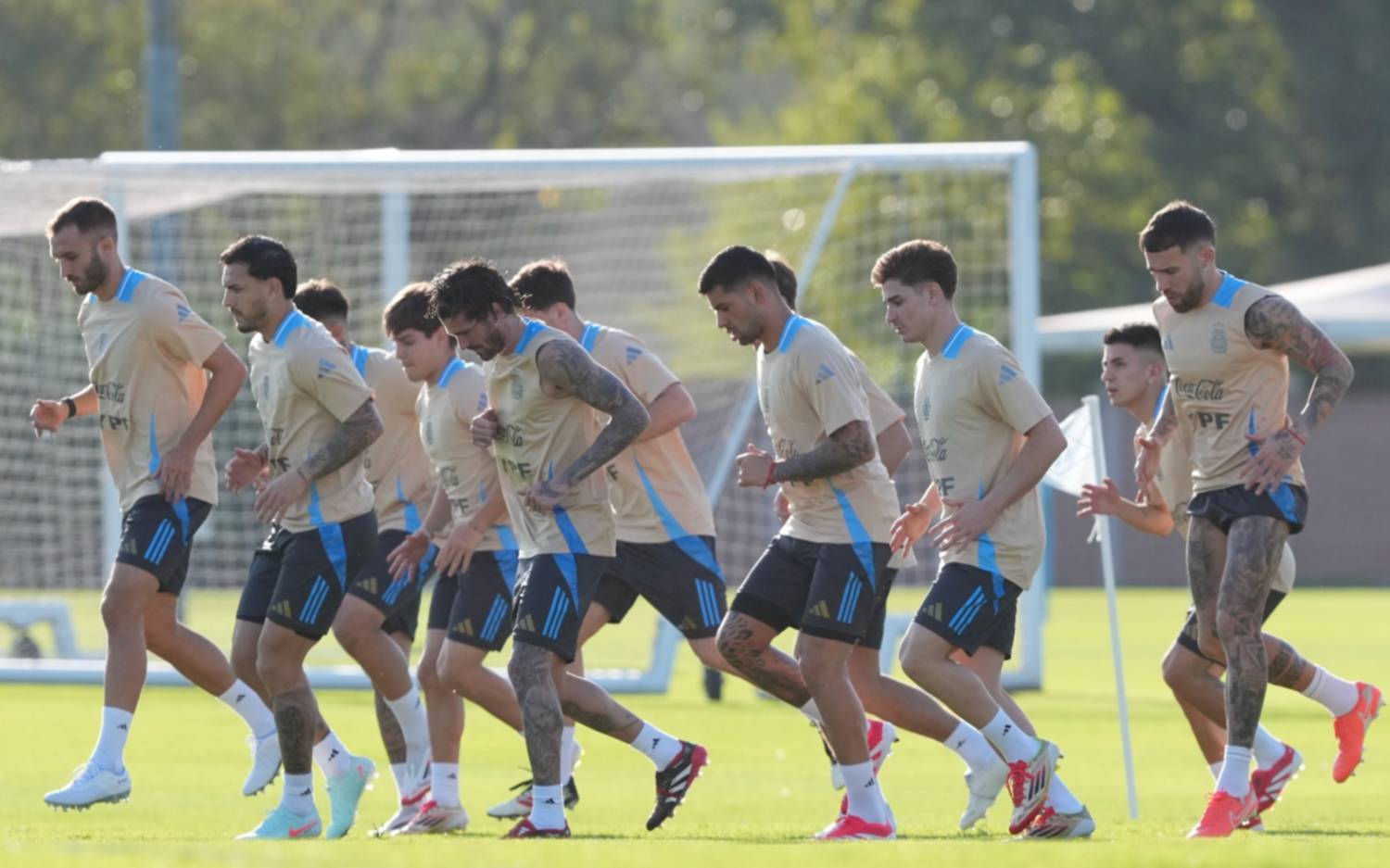 Con las ausencias de Messi y Lautaro Martínez, el equipo que piensa Scaloni para enfrentar a Uruguay