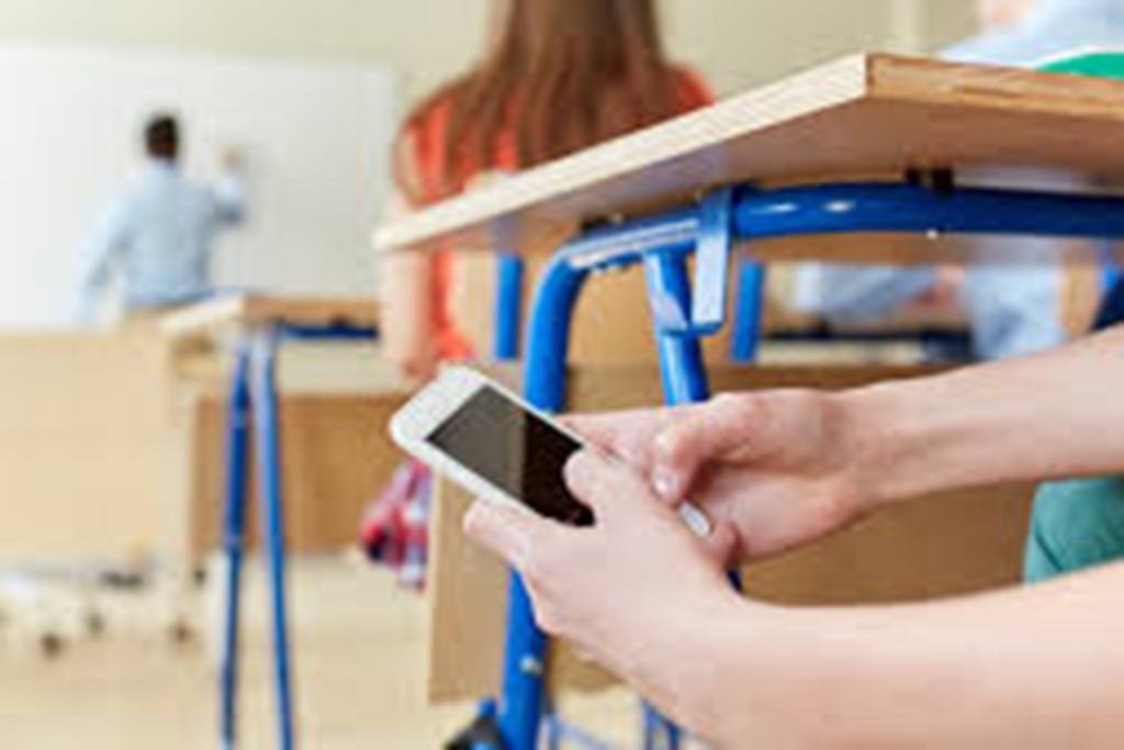 En el podio de la distracción: el celular ya compite con las materias