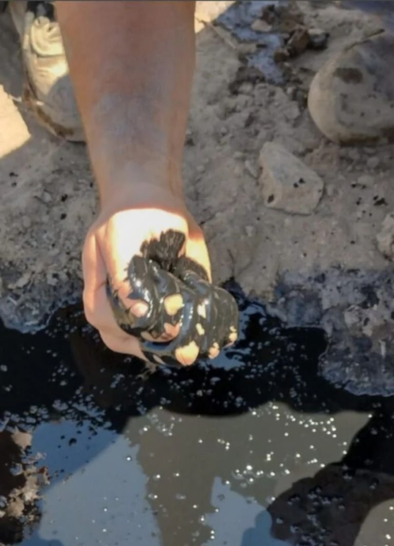 Neuquén: hacían un pozo de agua en una escuela y les salió... ¡petróleo!