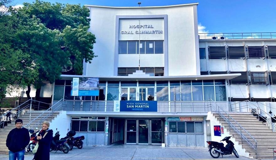 Arrastran a una enfermera para sacarle el celular frente al hospital San Martín de La Plata
