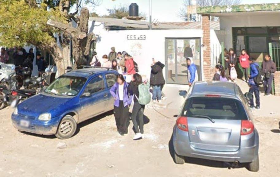 En Los Hornos, faltan docentes para una escuela