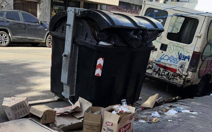 Basura junto a un contenedor en la cuadra de 8 entre 54 y 55