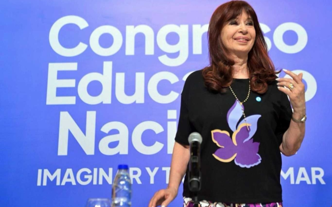 Cristina Kirchner en la UBA: "Javier Milei no se la banca solito" y criticó a los peronistas que le dieron “un cheque en blanco”