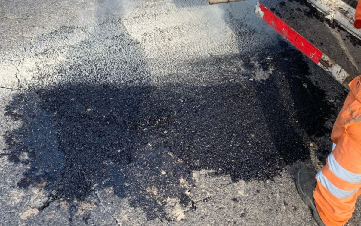 Taparon provisoriamente el cráter que se había formado en la Autopista La Plata