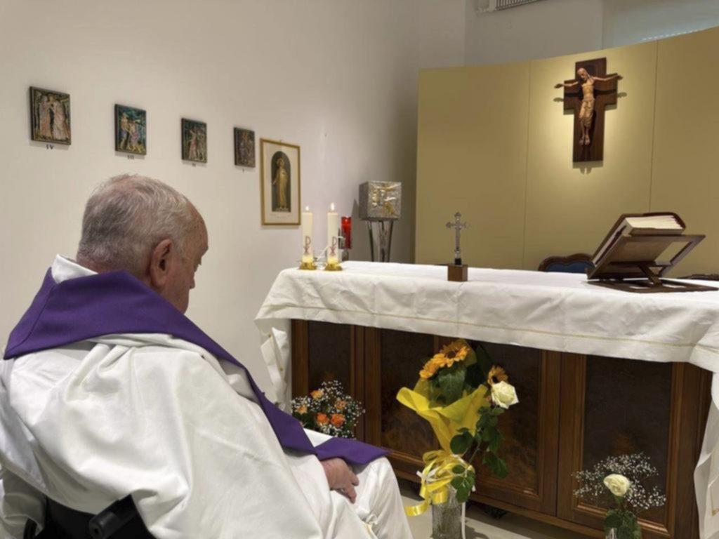 El Papa deja el hospital: recibe el alta y vuelve al Vaticano