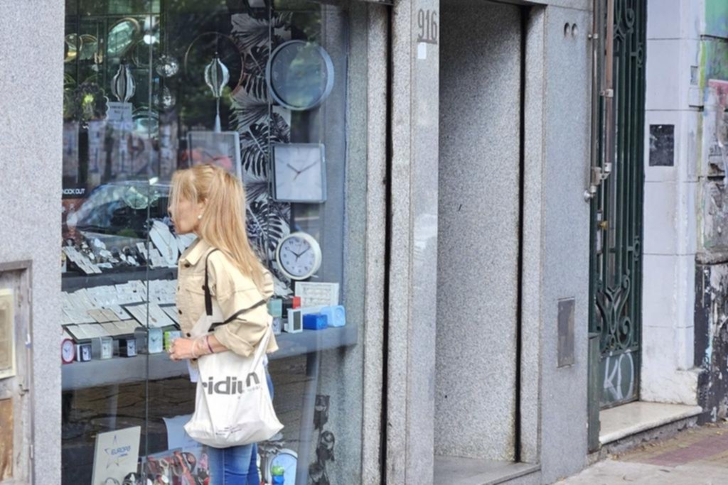 Los dólares todavía no entran al comercio local