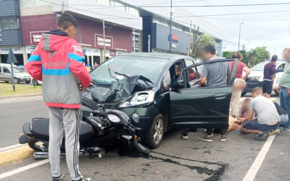 Dos personas resultaron heridas tras un choque en cadena en un transitado cruce de La Plata