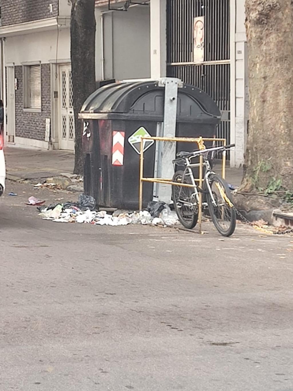 El contenedor de 6 entre 59 y 60 desbordado de toda clase de residuos