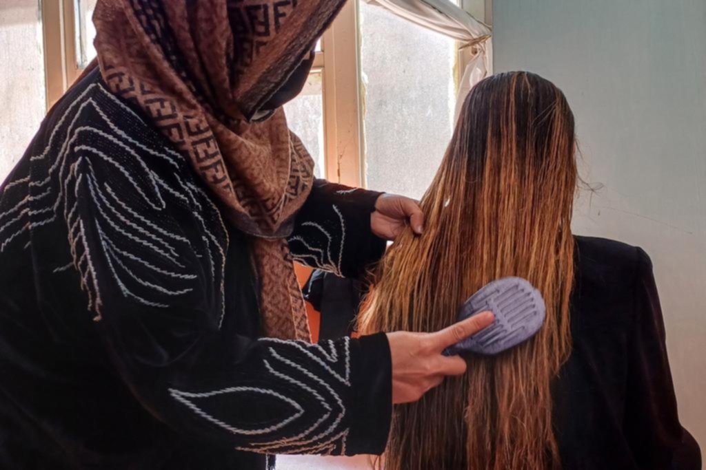 Mujeres afganas venden su cabello para subsistir