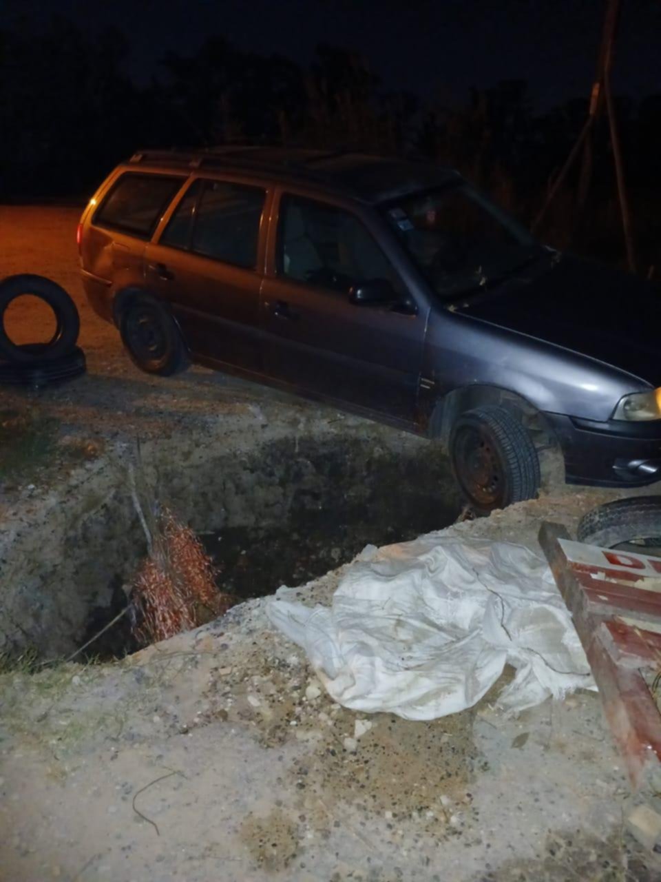 En 161 y 37, un auto tragado por un pozo