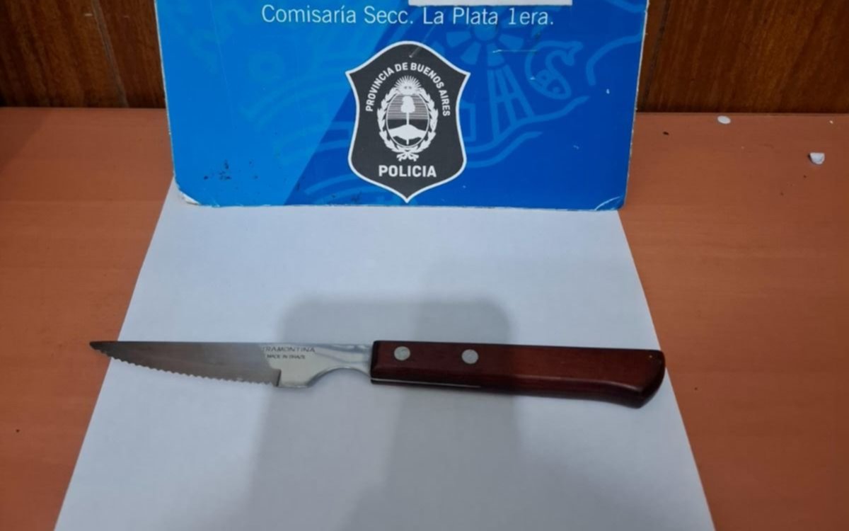 Los "trapitos" de diagonal 74, cada vez más agresivos: "puntazo" a un hombre y a la comisaría