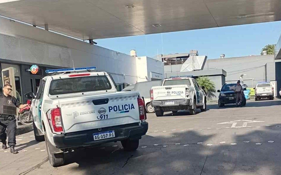 Persecución policial en Solano termina con cuatro detenidos y un prófugo en plena feria