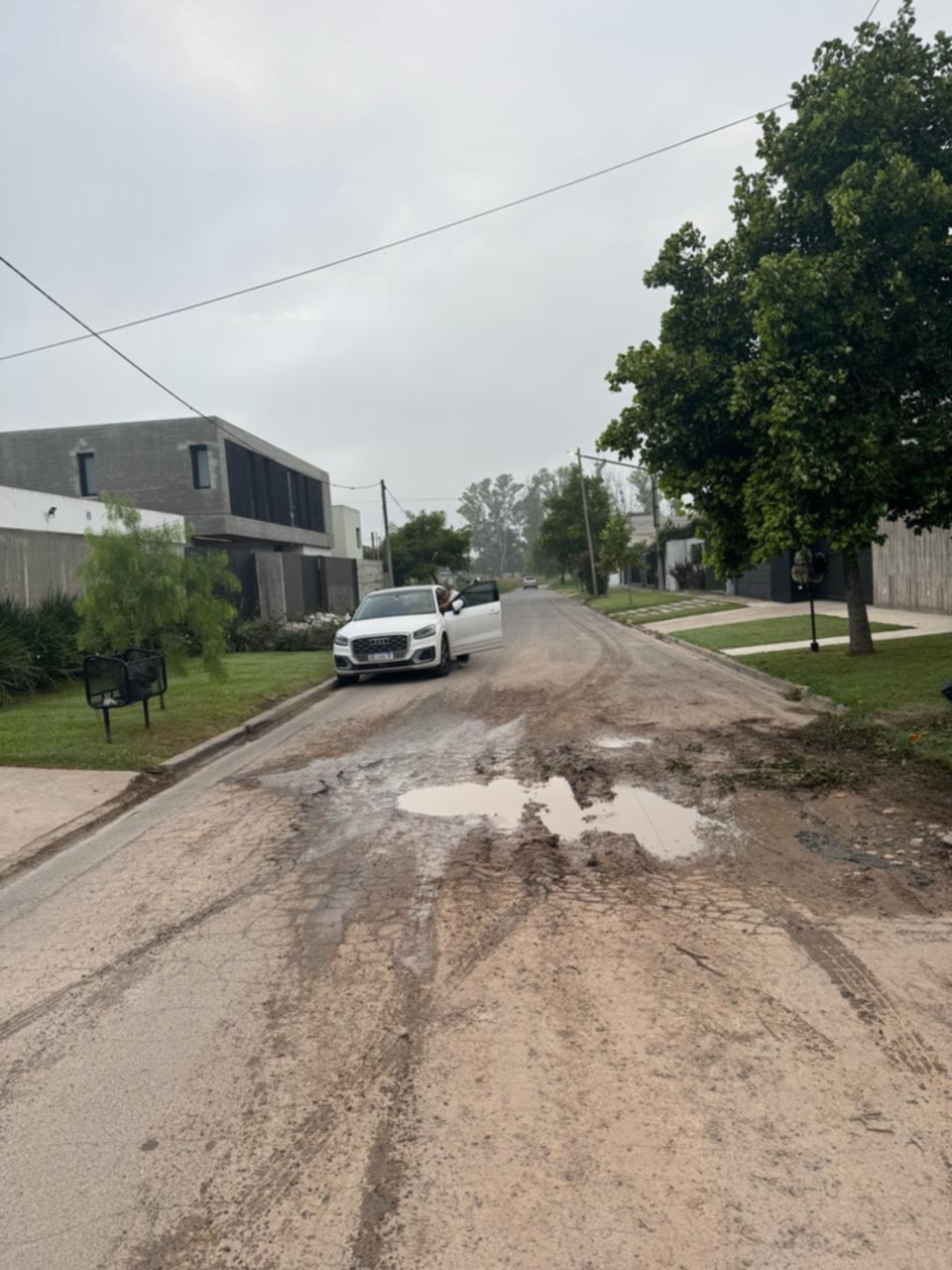 Un pozo cada vez más grande y profundo en una calle del barrio Don Carlos
