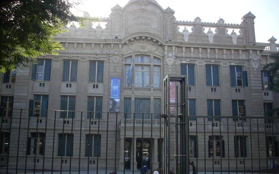 El Colegio Nacional sacó un comunicado para las familias luego de que una alumna intentó suicidarse
