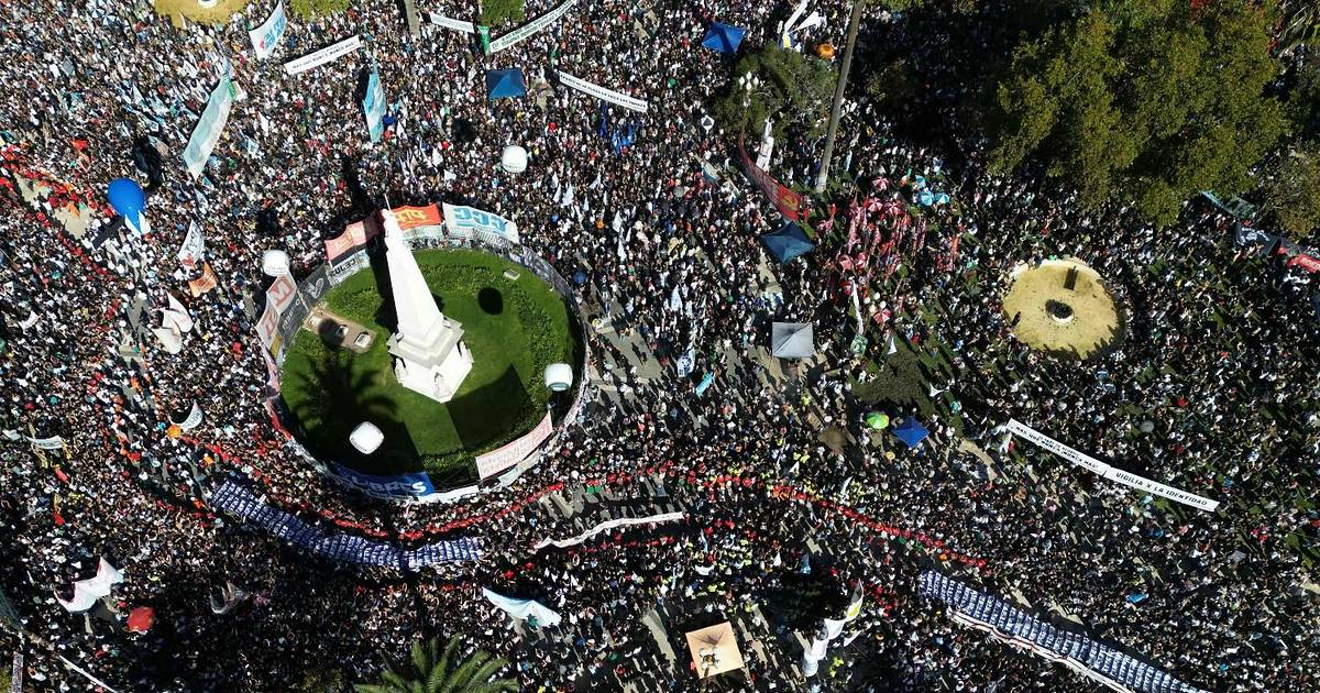 Masiva movilización a Plaza de Mayo por los 50 años del golpe: las ...