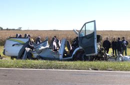 Rutas trágicas: trece muertos al
chocar un camión con una combi