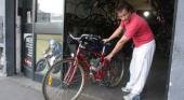 Cada vez más bicimotos en las calles platenses