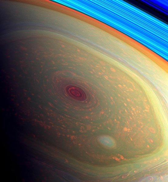 Observan huracán gigante en Saturno