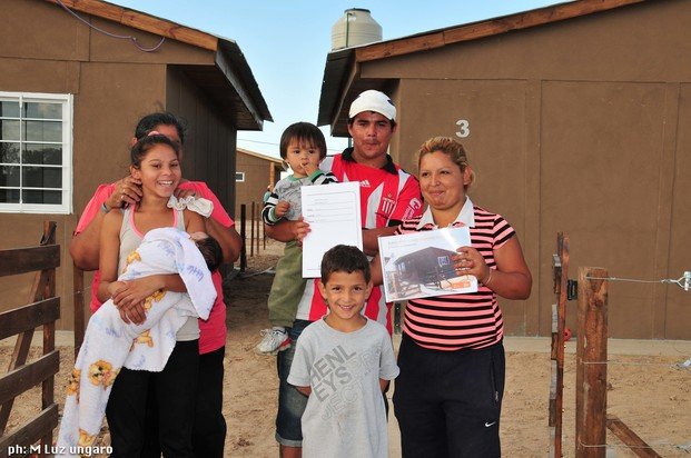 Entregan viviendas provisorias a familias que viven a la vera de El Gato