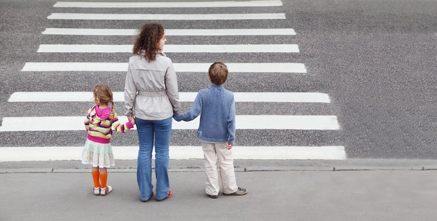 ¿A qué edad “soltar” a los chicos? Temores y dilemas entre los padres