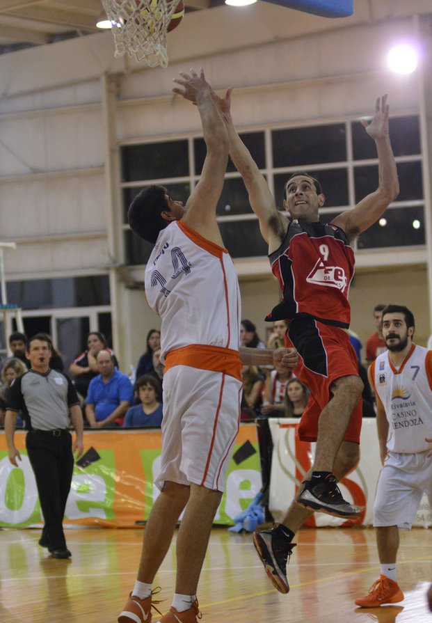 Estudiantes se puso arriba en la serie