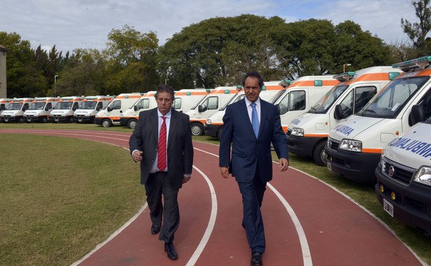 En Ensenada, Scioli entregó ambulancias para hospitales