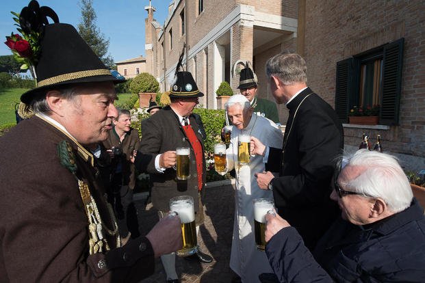 Cerveza en los 88 años de Benedicto XVI