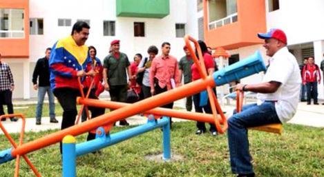 Maduro jugó en un sube y baja mientras inauguraba obras