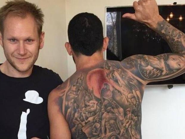 Carlos Tevez y la historia del impactante tatuaje que ahora cubre toda su espalda
