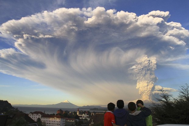 El volcán baja su intensidad, pero las cenizas siguen complicando a la Patagonia