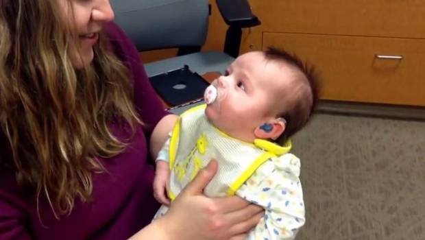 El conmovedor video del bebé con sordera que escucha por primera vez