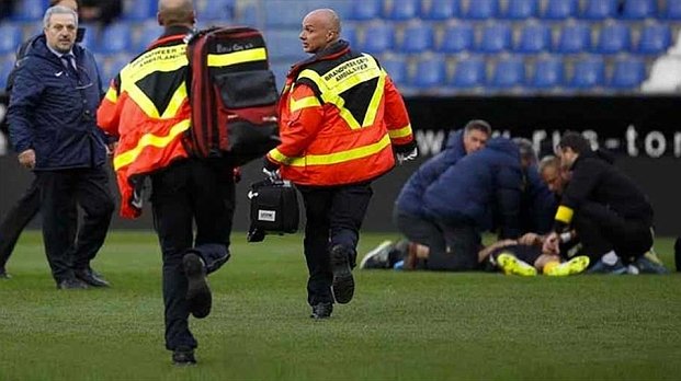 Un futbolista se infartó en pleno partido y ahora pelea por su vida