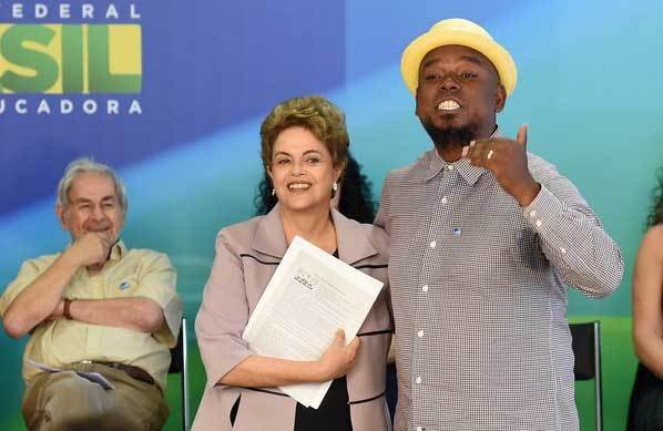 Dilma insiste en que la oposición pretende dar un “golpe de Estado”
