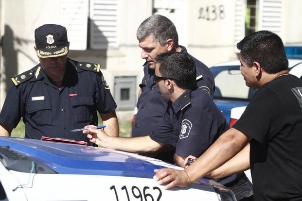 Policía: un 25% en dos etapas y el sueldo mínimo se lleva a $ 15.500