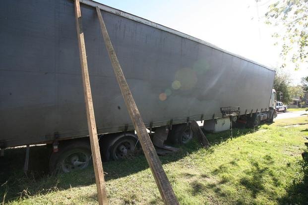 Esperaba ayuda para sacar un camión encajado y lo asaltaron