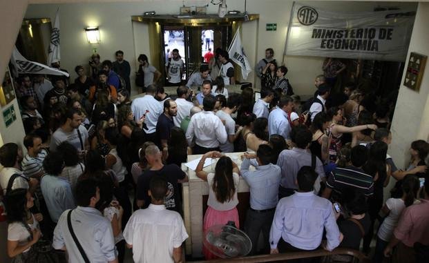 Nuevos reclamos en los ministerios de Economía y Trabajo