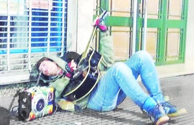Pity Alvarez, a la gorra en calle Corrientes