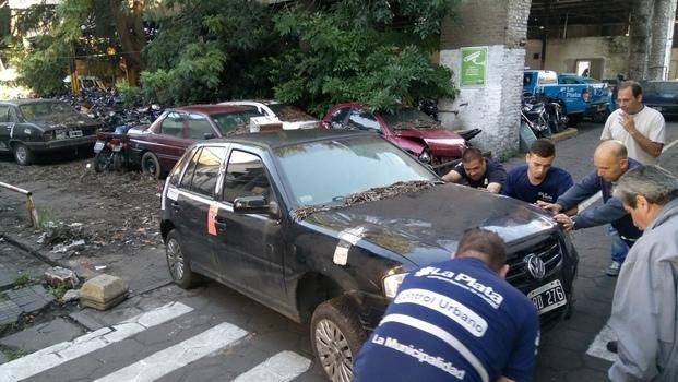 Sigue el operativo de desalojo en el playón de 20 y 50