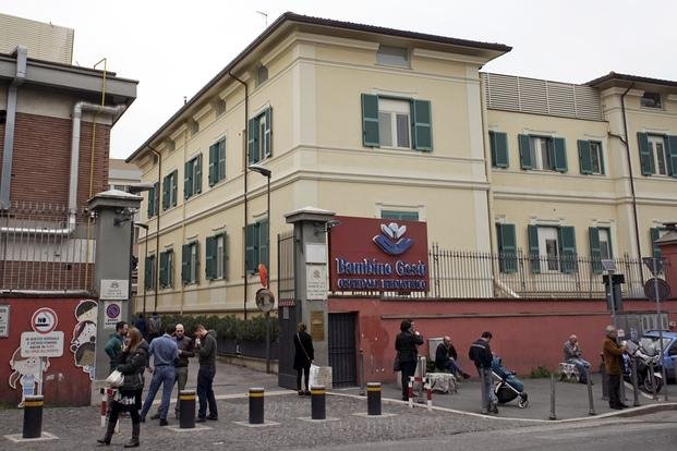 Un escándalo roza al ex número 2 del Vaticano