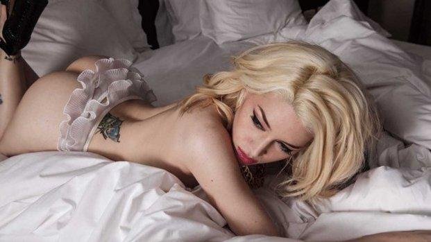 Militta Bora derrite la web con una foto de ella tirada en la cama