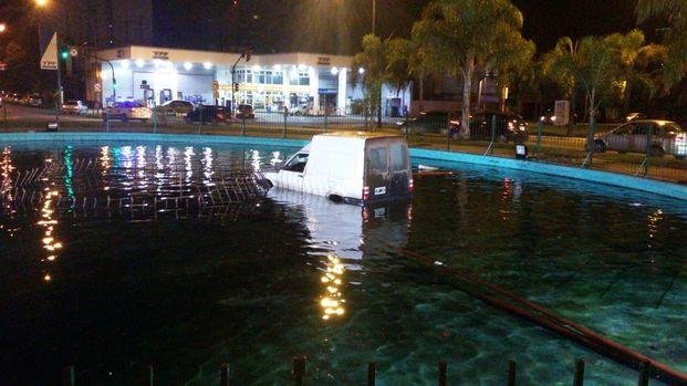 Una camioneta cayó dentro de la fuente de 7 y 32