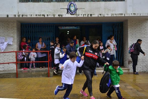 Pese al paro, hubo clases en dos colegios que estuvieron sin limpieza