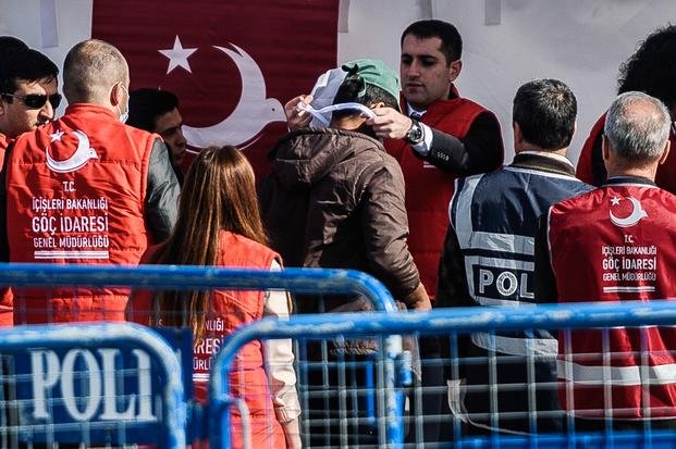 Turquía empezó a recibir a los refugiados devueltos por Grecia