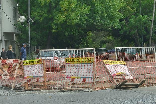 Reclamo por atrasos en la obra de diagonal 74 y 41