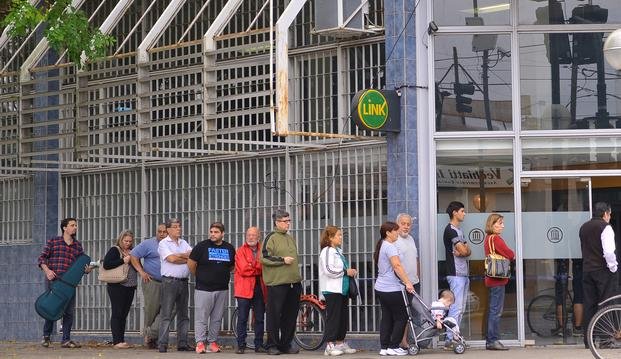 Largas colas en cajeros por paro de Bapro anunciado para mañana