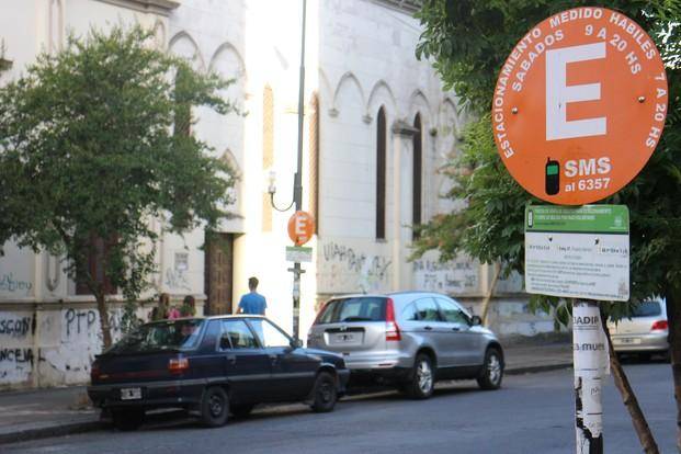 Multas por no pagar estacionamiento medido ya superan los $500